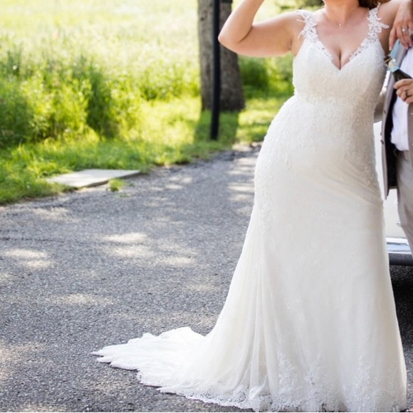 Wedding dress,worn once, bought in Calgary Alberta, - Picture 3 of 6